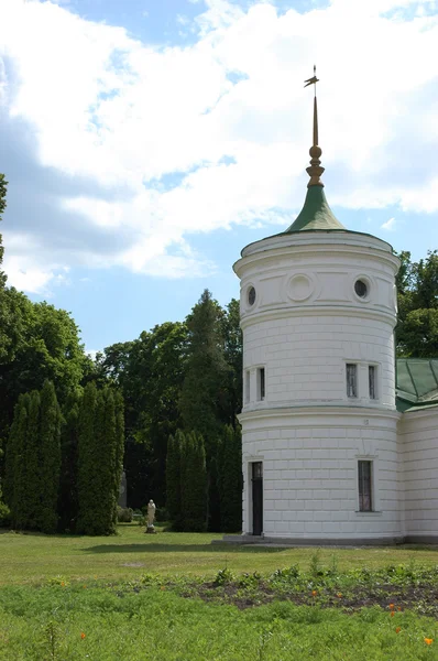 Torre de agua Manor Tarnowski (XVIII-XIX c.). El palacio y el parque —  Fotos de Stock