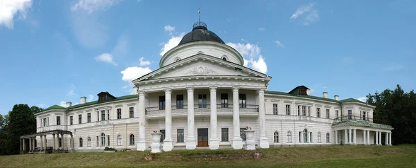 Manoir Tarnowski (XVIII-XIX siècles.). Le palais et le parc — Photo