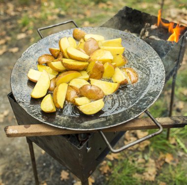 Kızarmış patates büyük melal tencerede.