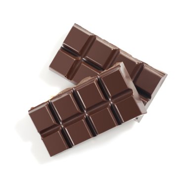 Beyaz arkaplanda izole edilmiş çikolata yığınları