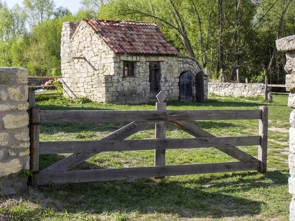 Pequeña casa de campo en el museo de Pirogovo cerca de Kiev, Ucrania — Foto de Stock