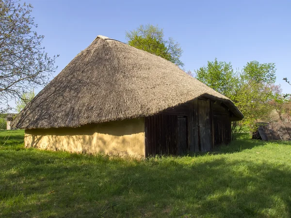 Pequeña casa de campo en el museo de Pirogovo cerca de Kiev, Ucrania — Foto de Stock