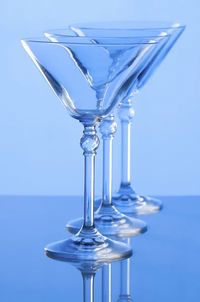 Martini glazen op een blauwe achtergrond — Stockfoto