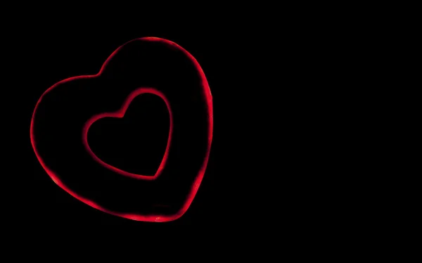 Coeur rouge artificiel sur fond noir — Photo