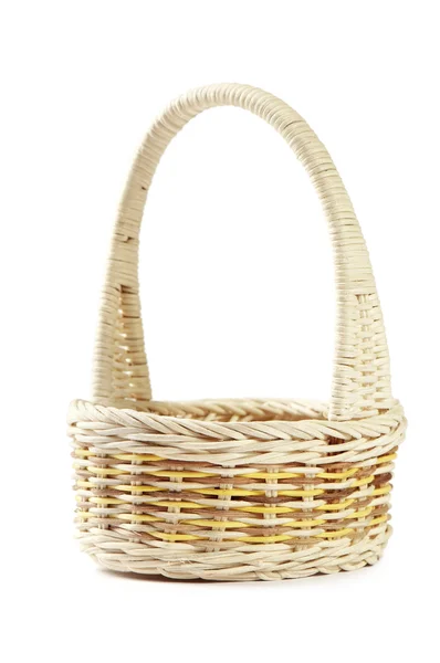 Panier en osier isolé sur fond blanc — Photo