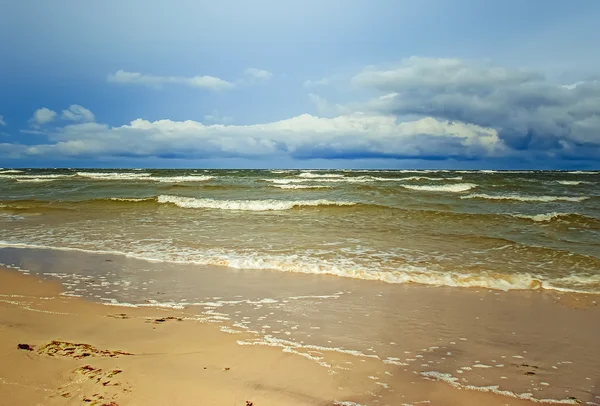 A beautiful sunrise on the beach of the Baltic Sea. — Stock Photo, Image