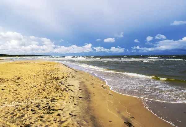 A beautiful sunrise on the beach of the Baltic Sea. — Stock Photo, Image