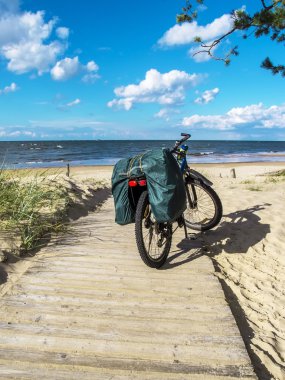 Baltık kıyısında ahşap bir yolda Bisiklet ayakta