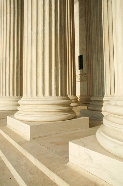 Columnas en el pórtico oeste de la Corte Suprema de Estados Unidos Imagen de stock