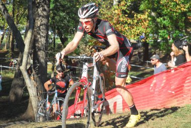 Bisikletçi Cyclocross yarışta rekabet