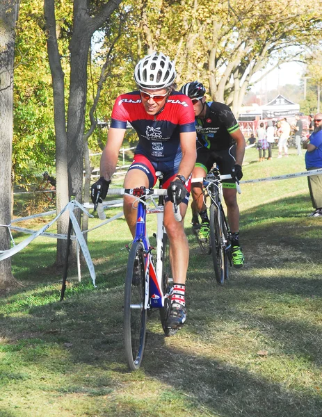 Ciclistas competindo na corrida cyclocross — Fotografia de Stock