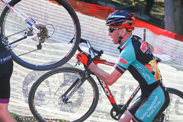 Ciclista compete em Cyclocross Race — Fotografia de Stock