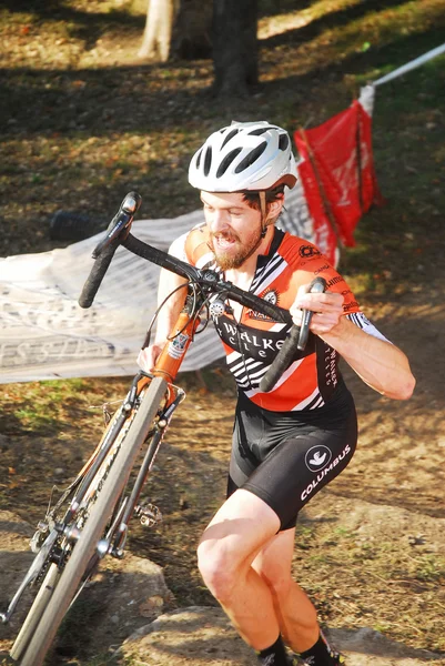 Bisikletçi Cyclocross yarışta rekabet