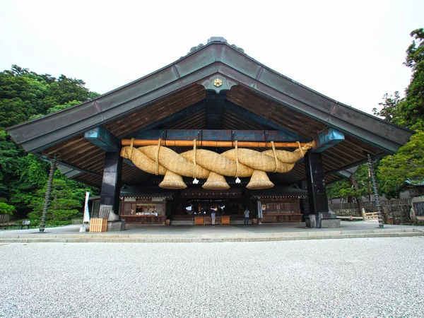 Izumo-taisha 'nın modern bir sembolü, 1981' de yeniden inşa edildiğinden beri kagura salonunu dekore eden dev bir Shinto Shimenawa halatıdır..
