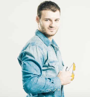 Genç yakışıklı adam portresi