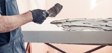 Çimento ile çalışan adam 