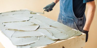 çimento ile kaplı plastik