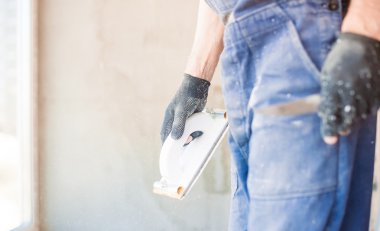 Mala ile çalışan adam