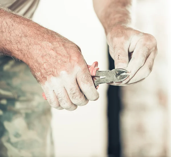 Man arbetar med Avbitartång — Stockfoto