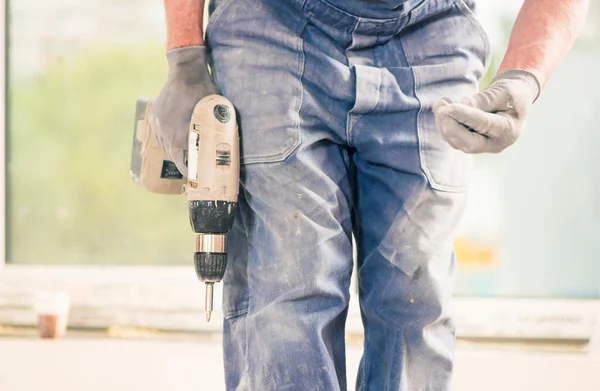 Homem com chave de fenda elétrica — Fotografia de Stock