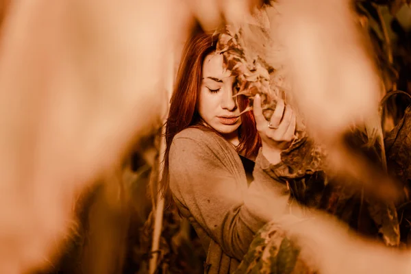 Mujer inclinada a flor seca — Foto de Stock