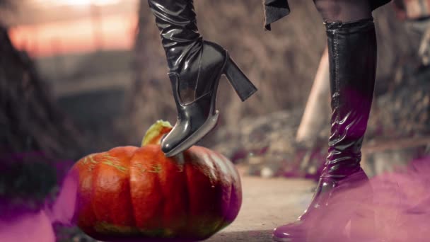 Mulher Blak Roupas Segurando Perna Sobre Fiação Halloween Abóbora — Vídeo de Stock