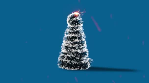 Mavi Arka Planda Izole Bir Şekilde Dönen Bir Noel Ağacı — Stok video