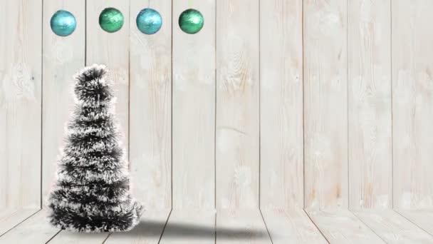 Weihnachtsbaum Und Weihnachtsdekor Drehen Sich Auf Weißem Holz Hintergrund — Stockvideo