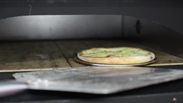 Proces Pieczenia Pizzy Wewnątrz Pieca Gorąco — Wideo stockowe
