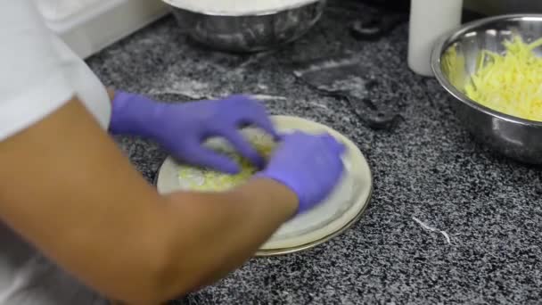 Pełny Proces Produkcji Pizzy Przez Szefa Kuchni Restauracji — Wideo stockowe