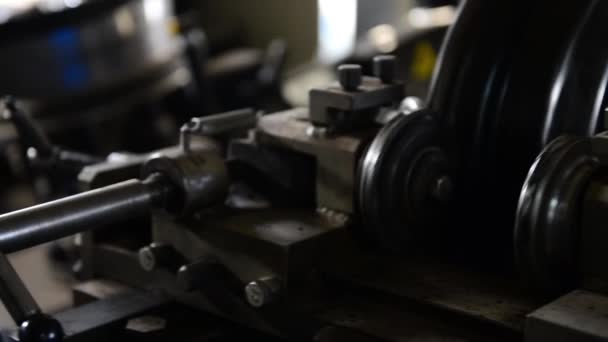 Beweging Langs Wiel Reparatie Machine Met Metalen Schijf Spinnig Binnen — Stockvideo