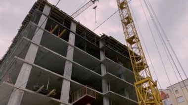 Yüksek açılı gökyüzü arkaplanı olan yeni bina yapısı