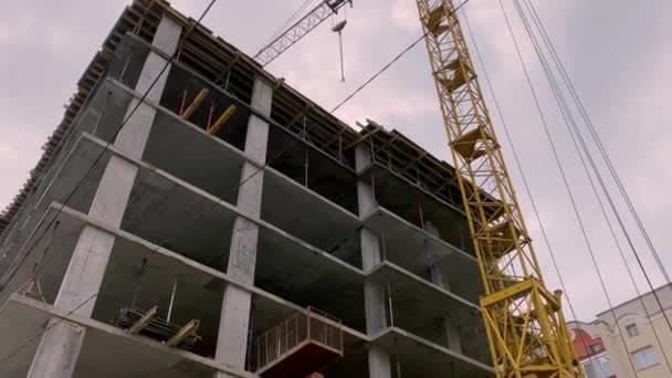 高角度天空背景起重机的新型建筑结构 — 图库视频影像
