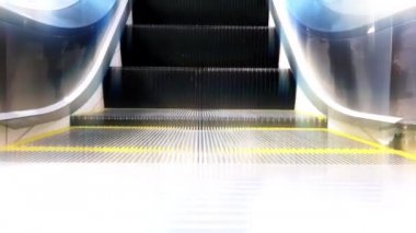 Yürüyen merdivenler döngü içinde yukarı çıkıyor.