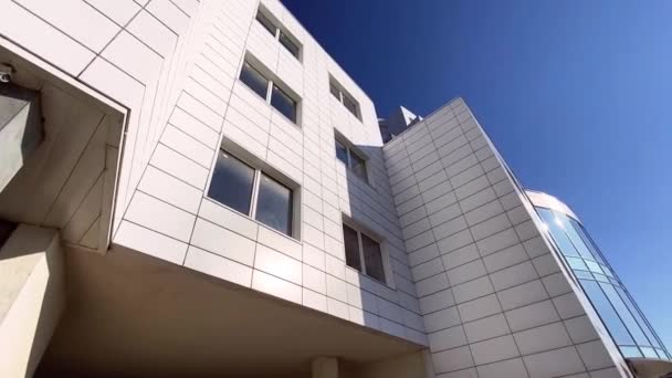 阳光灿烂的天空背景下的市中心办公大楼 — 图库视频影像