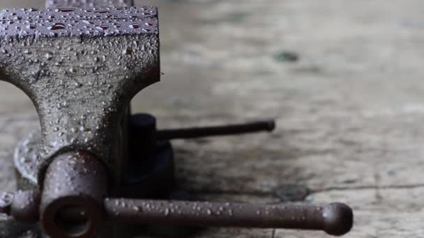 Braçadeiras Ferro Vintage Cobertas Com Gotas Chuva Closeup Mesa Madeira — Vídeo de Stock