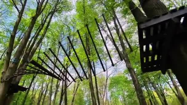 Movimento Longo Equipamentos Escalada Entre Árvores Parque Cidade Com Construções — Vídeo de Stock