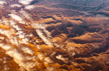 Asya çöl kum tepeleri ve kanyonları üzerinde panoramik hava manzarası