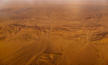 Asya çöl kum tepeleri ve kanyonları üzerinde panoramik hava manzarası