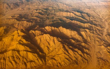 Asya çöl kum tepeleri ve kanyonları üzerinde panoramik hava manzarası