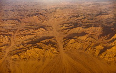 Asya çöl kum tepeleri ve kanyonları üzerinde panoramik hava manzarası