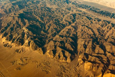 Asya çöl kum tepeleri ve kanyonları üzerinde panoramik hava manzarası