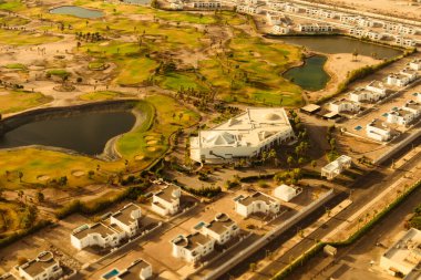 Mısır 'ın Sharm El Sheikh şehrinin deniz kıyısındaki oteller üzerindeki hava manzarası.