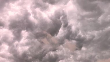 Yaz mevsiminde dramatik yağmurlu bulutlu hava