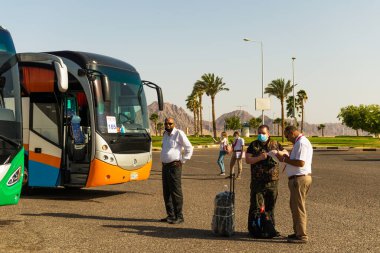 Mısır, Sharm el-Sheikh - 12.06.2021 tur otobüsleri turistlerin şehir havaalanı alanındaki otoparkın dışındaki otellere transfer olmalarını bekliyor.
