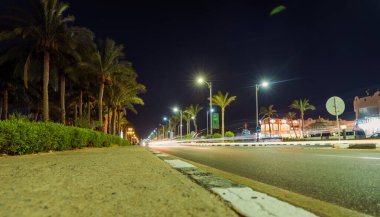 Mısır, Sharm el-Sheikh - 21.06.2021 gece caddeleri ve sokak ışıklarında hareket halindeki arabalar.