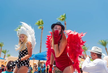 Mısır, Sharm el-Sheikh - 15.06.2021 Dansçı köpüklü otel partisi ve yüzme havuzunda eğlenen insanlar