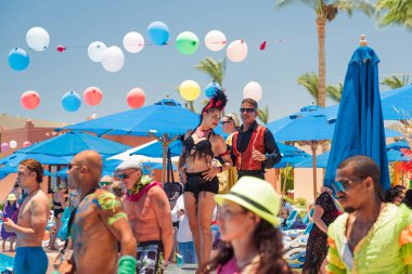 Mısır, Sharm el-Sheikh - 15.06.2021 Dansçı köpüklü otel partisi ve yüzme havuzunda eğlenen insanlar