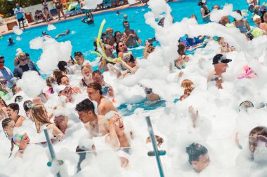 Mısır, Sharm el-Sheikh - 15.06.2021 Dansçı köpüklü otel partisi ve yüzme havuzunda eğlenen insanlar