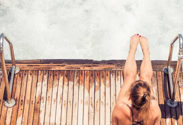 Jonge Vrouw Zitten Houten Oppervlak Met Benen Uit Van Bewegende — Stockfoto